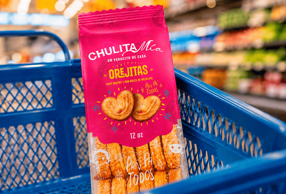 Paquete de orejitas Chulita Mía dentro de una canasta de supermercado.