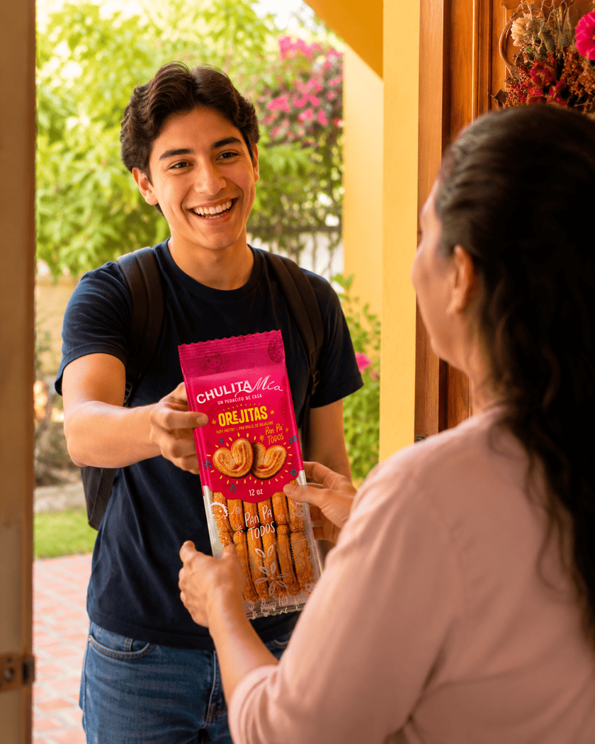 Un joven entrega un paquete de orejitas Chulita Mía a una mujer en la puerta de casa.