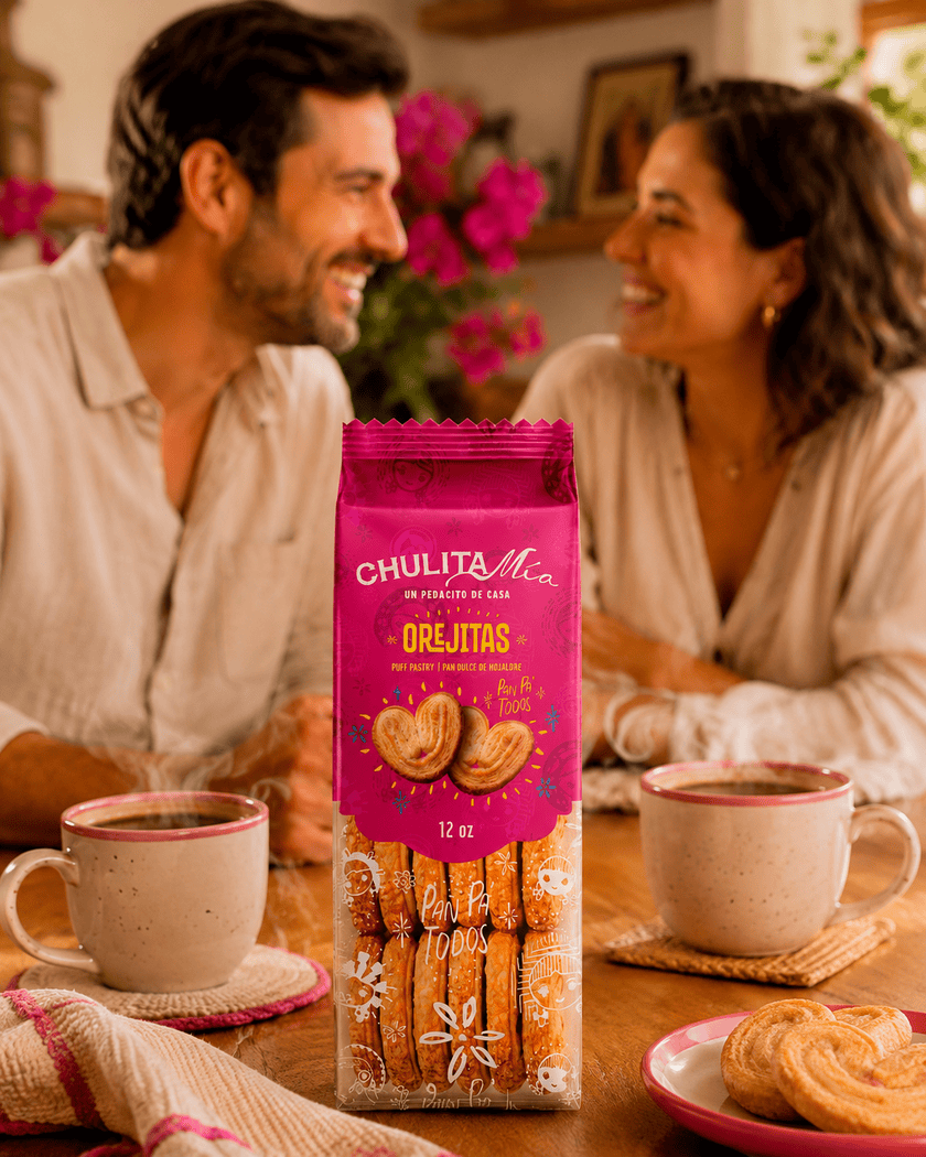 Paquete de orejitas Chulita Mía sobre una mesa, junto a tazas de café.